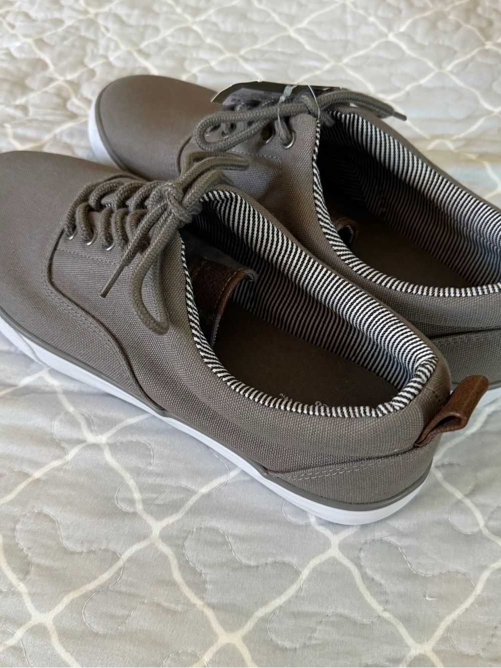Men’s NWT New Goodfellow & Co Gray Canvas Low-Top Sneakers size 10
